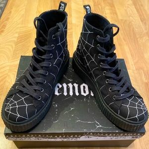 Demonia Sneeker 250 w/web design.  Men’s 9 / Women’s 11.  Black.  Creeper.